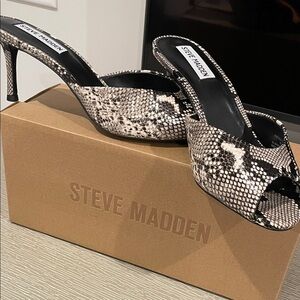 Steve Madden Riveting Slings Black & Cream  Snake Print Heels sz 8 New in box
